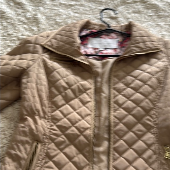 Cream and Gold Jacket with Elegant Design - Picture 3 of 7